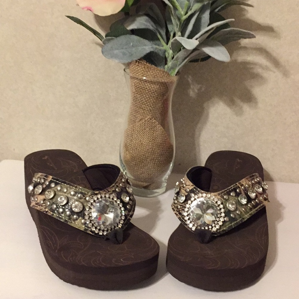NWT Montana West camo and rhinestone flip flops